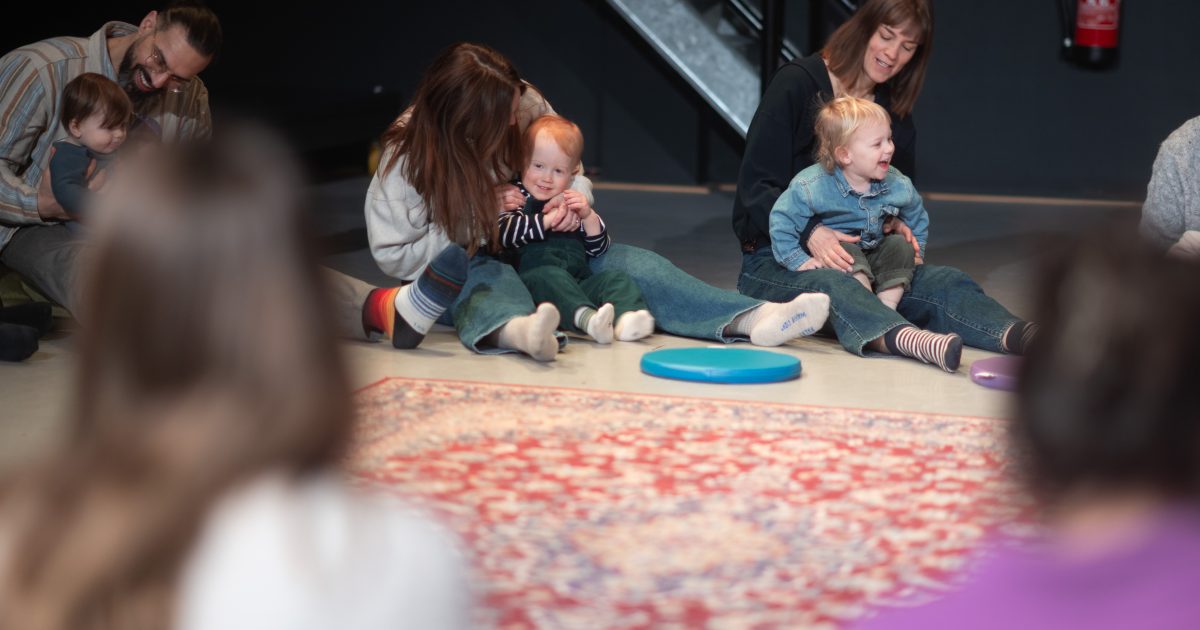 Muziek op Schoot-kerstconcert 'Lichtjes uit, lichtjes aan' voor baby's en peuters bij Tumult